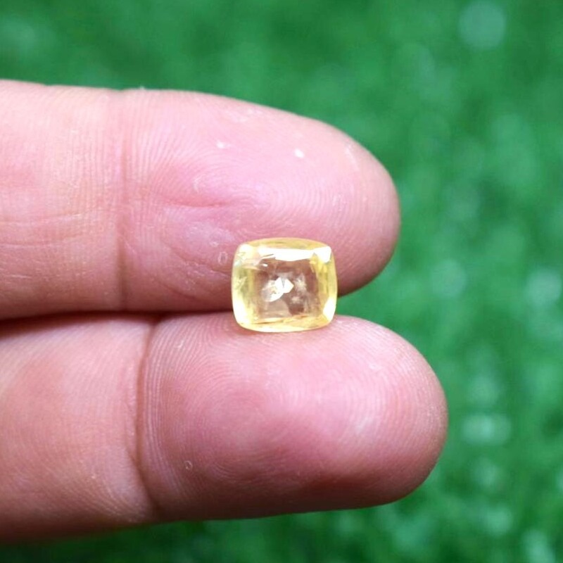 Natural Yellow Sapphire Gemstone 2.4Ct